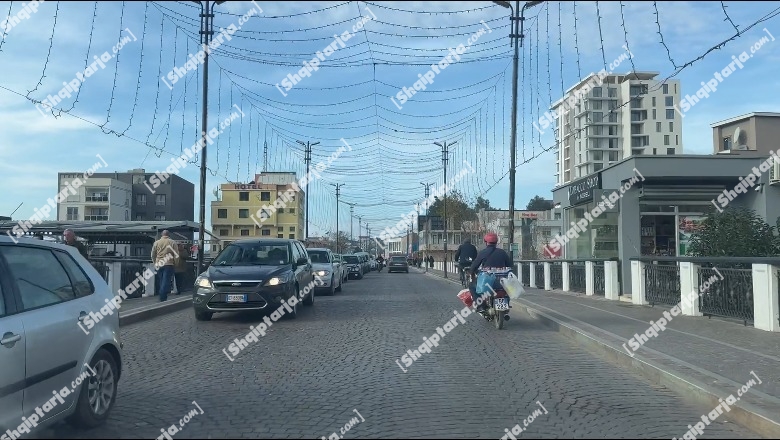 Viti i Ri, në Lezhë e Vlorë trafik i rënduar, qytetarët: Të gjendet një zgjidhje, shqetësim i madh (VIDEO)