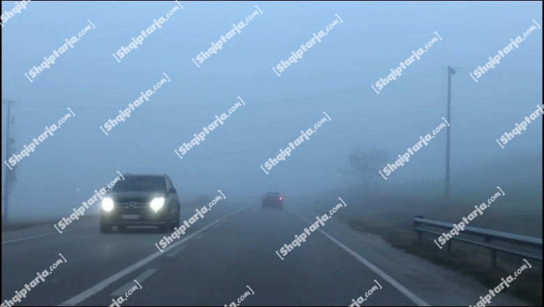 ​​​​​​​Mjegulla e dendur ‘pushton’ aksin Korçë-Pogradec, vështirësi në qarkullim (VIDEO)