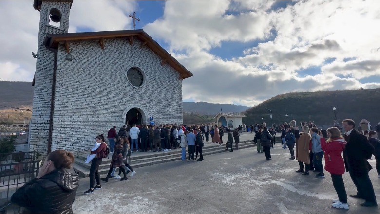 Qindra besimtarë e nisin 2023 në Kishën e Laçit, luten për një vit të mbarë në familje e shoqëri (VIDEO)