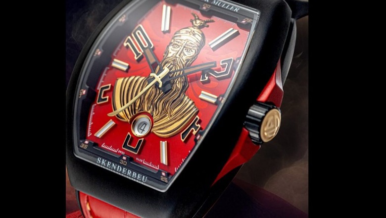 Muller sjell modelin e veçantë të orës luksoze, mban ngjyrat kuqezi dhe foton e heroit kombëtar Skënderbeu