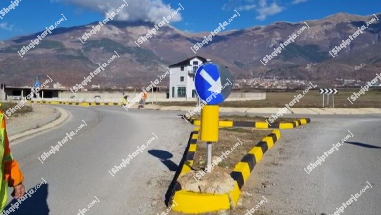 Dy ditë pas aksidentit tragjik të Bulqizës ku vdiqën 3 persona dhe u plagosën 4 të tjerë, Autoriteti Rrugor vendos tabelat e sinjalistikës rrugore