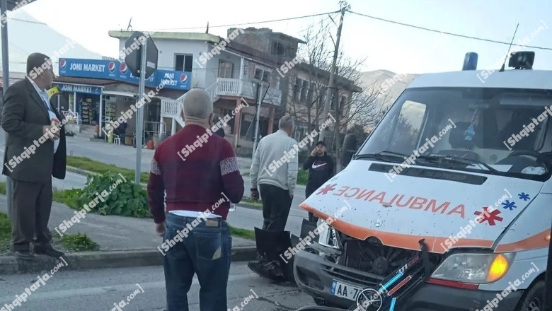 FOTO/ Aksident në rrugën Gjirokastër-Tepelenë, autoambulanca përplaset me një makinë