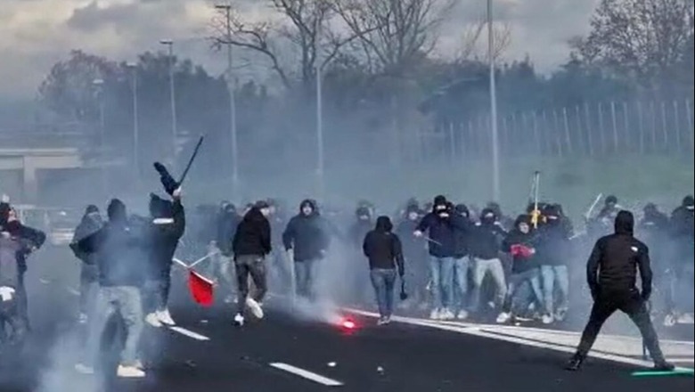 VIDEO/ Përleshje masive mes tifozëve të Romës dhe Napolit, ultrasi goditet me thikë! Radhë prej 13 kilometrash në autostradë