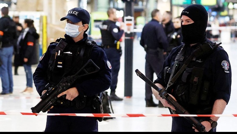 Sulm me thikë në një stacion treni në Paris, disa të plagosur