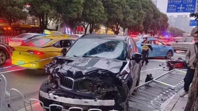 Kinë/ Makina 'BMW' futet mes këmbësorëve, 5 të vdekur dhe 13 të plagosur