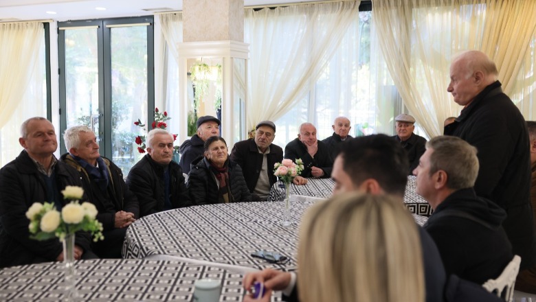 ‘Pako’ edhe në prill, numri 2 i PS takon pensionistët në Elbasan: Qytetarët duan punë jo ‘përmbysje’! Kandidati i Berishës, humbës
