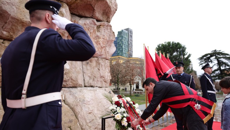Kryebashkiaku Veliaj homazhe në nder të Heroit Kombëtar Gjergj Kastriot Skënderbeu 