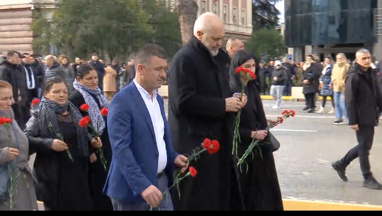 12 vite nga 21 janari, homazhe në nder të 4 të vrarëve në bulevard, Rama vendos nga një karafil për çdonjërin nga 'dëshmorët e Atdheut' 
