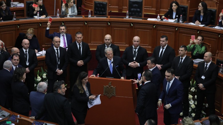 Krijuan kaos dhe bllokuan seancën plenare, përjashtohen për 10 ditë nga Kuvendi Berisha dhe 4 deputetët e tij Paloka, Noka, Spaho dhe Këlliçi