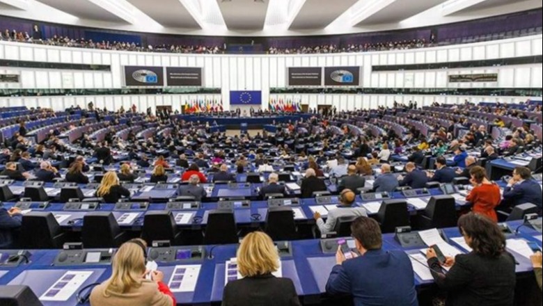 Parlamenti Europian nis procedurat për heqjen e imunitetit të dy eurodeputetëve të dyshuar për korrupsion