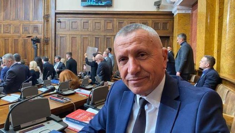 Shaip Kamberi tregon se çfarë ndodhi në parlamentin serb: Rrëmujë dhe albanofobi