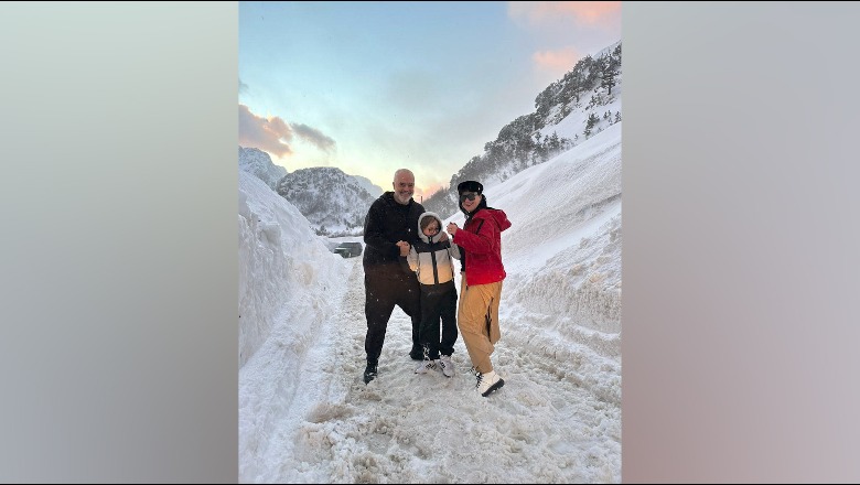 FOTOLAJM/ Me familjen Malësi të Madhe, Rama ikën nga zhurma e 'Tiranës politike', poston foton mes borës