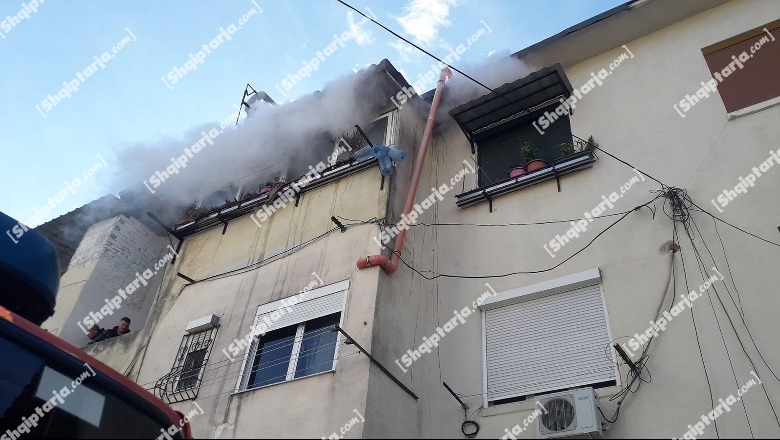 Përfshihet nga flakët apartamenti në Elbasan, zjarrfikësit në vendngjarje