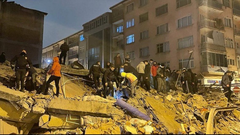Tërmete të fuqishme trondisin Turqinë! Mbi 3700 viktima e mbi 14000 të plagosur! Mijëra të tjerë nën rrënoja! Erdogan shpall 7 ditë zie! Toka lëviz 3 metra (VIDEO+ FOTO) - Shqiptarja.com