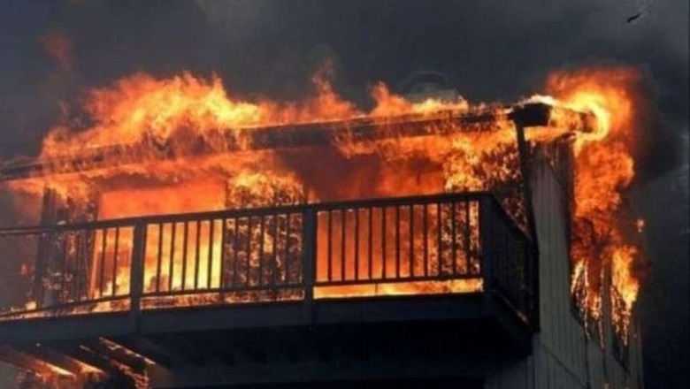 Përfshihet nga flakët një banesë në Bilisht, zjarrfikësit në vendngjarje punojnë për shuarjen e zjarrit