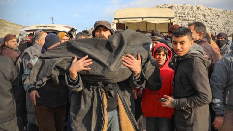 FOTO/ Familjet siriane marrin trupat e pajetë të të dashurve të tyre që vdiqën nga tërmeti tragjik