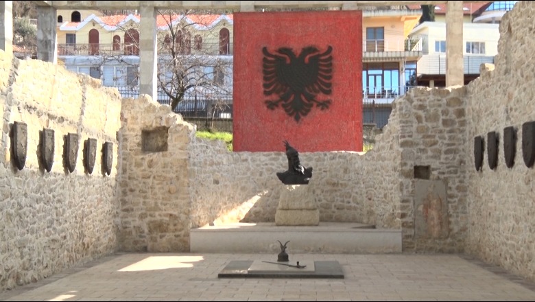 Dëmtohet çatia e memorialit të ‘Skënderbeut’ në Lezhë! U restaurua vetëm 5 vite më parë nga Ministria e Kulturës