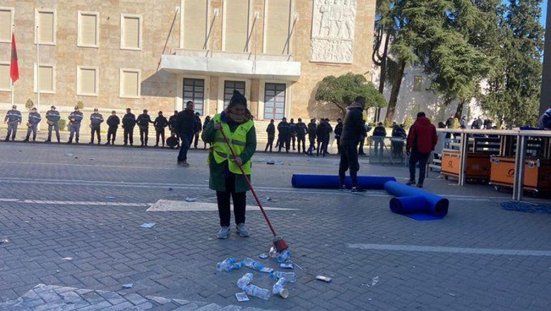 Bashkia Tiranë aksion pastrimi në bulevard, Veliaj: Çdo gjë xixë, për një fundjavë të bukur të familjeve të Tiranës, të majta e të djathta, në 103-Vjetorin Kryeqytet
