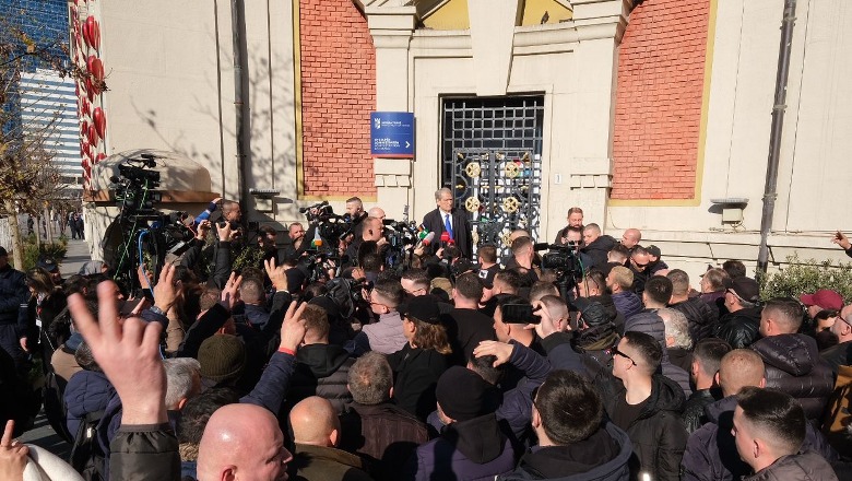 Agron Gjekmarkaj: Berisha ka bërë disa protesta që zvogëlohen njëra pas tjetrës, prap qeveria s’bie! Jetike që opozita të purifikohet