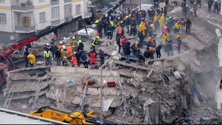 Ekipet e kërkimit nga Kosova shpëtojnë 3 vjeçaren nga rrënojat e ndërtesës në Turqi (VIDEO)