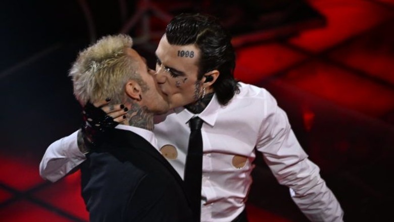 Rosa Chemical puth Fedez në skenën e Sanremos dhe imiton një akt seksual! Ferragni: Jam pa fjalë (VIDEO)