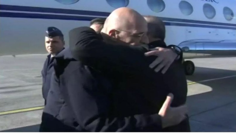 Nikos Dendias mbërrin në Turqi për të vizituar zonat e prekura nga tërmeti, ministri turk e pret me përqafime (VIDEO)