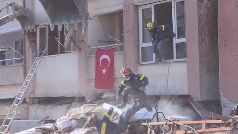VIDEO/ Tjetër pasgoditje tërmeti në Turqi, ekipet e shpëtimit vrapojnë të frikësuar