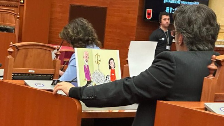 FOTOLAJM/ Edi Paloka zbavitet me karikaturat e Bujar Kapexhiut në Kuvend, kundër Yuri Kim dhe Ramës