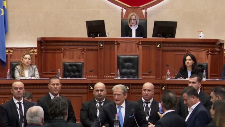 Foli për orgji në Kuvend! Berisha përjashtohet me 10 ditë nga seancat plenare! Vendimi i marrë për Nokën, Palokën dhe Këlliçin