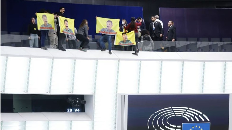 Protestuesit kurdë hyjnë në sallën e Parlamentit Europian, eurodeputetët rinisin seancën pas 3 orësh