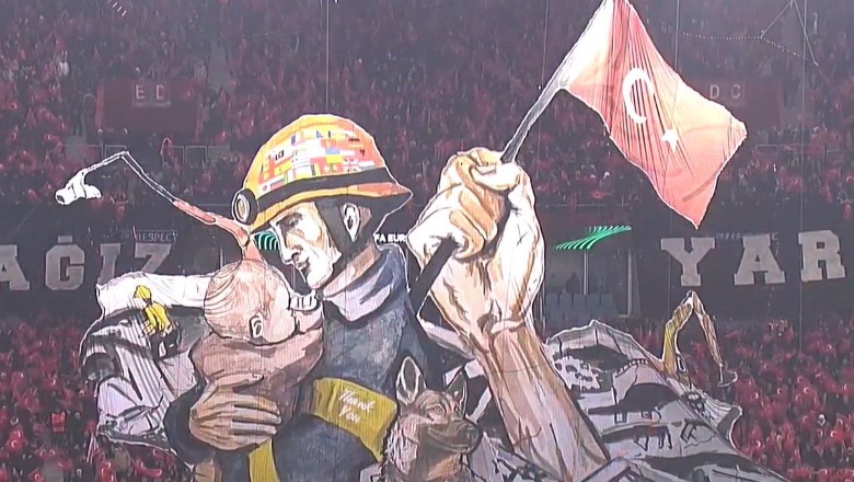VIDEO/ Emocionojnë tifozët e Trabzonspor, koreografia e CL në nderim të viktimave të tërmetit! Mes tyre flamuri shqiptar