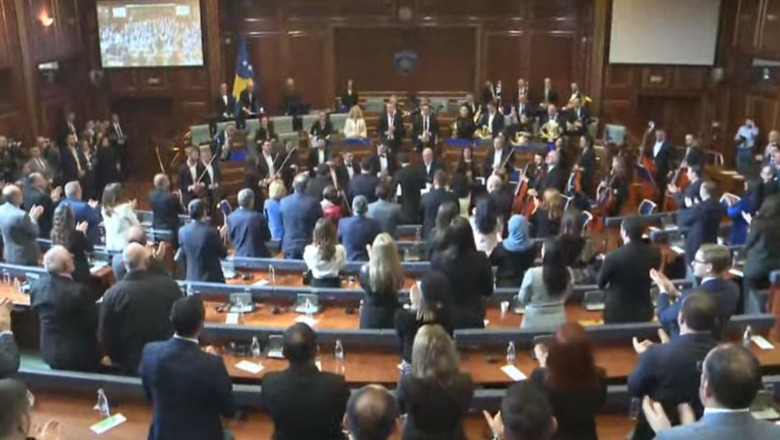 Seanca solemne e Kuvendit të Kosovës nis me intepretimin e filarmonisë për 15 vjetorin e Pavarësisë
