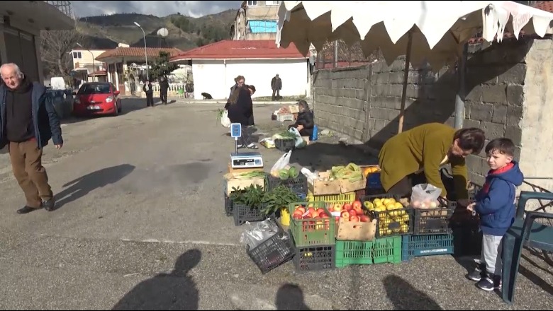 Memaliaj pa treg, frutat e perimet shiten në rrugë! Blerësit: Na kanë harruar! Kryebashkiaku: Ka projekt, por s’ka fonde
