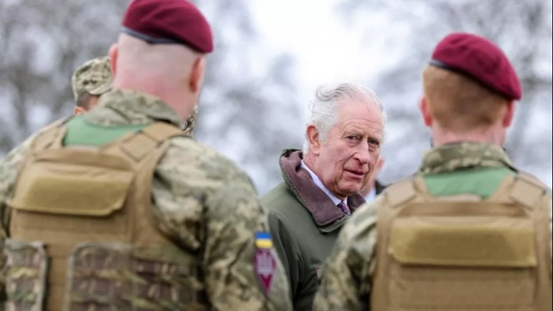 Mbreti Charles viziton trupat ukrainase në stërvitjen e tyre në Mretërinë e Bashkuar