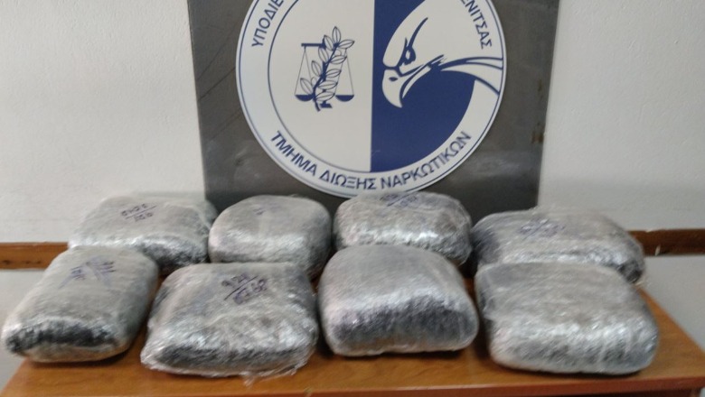 Tentoi të kalonte rreth 8 kg drogë drejt Greqisë, arrestohet një person në kufi! Lënda narkotike ishte ndarë në 8 pako të fshehura në makinë