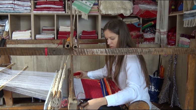 21-vjeçarja nga Dajçi i Lezhës rrëfen për Report Tv pasionin për endjen në tezgjah! Mesazh rinisë: Përkushtojuni traditës