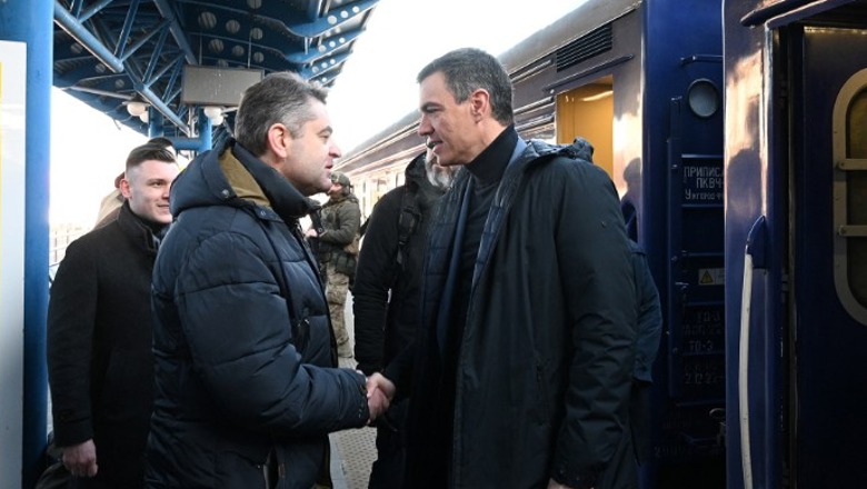 Një tjetër vizitë e papritur për Ukrainën,  kryeministri i Spanjës Pedro Sánchez mbërrin në Kiev për të shënuar përvjetorin e pushtimit