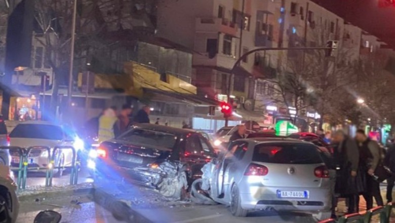 Aksident në Tiranë/ Në automjet përplas 3 makina të tjera dhe largohet nga vendi i ngjarjes, mbetën 5 të plagosur
