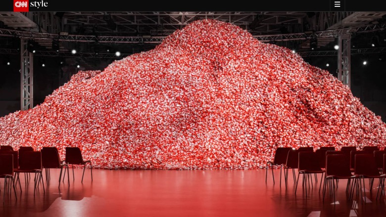 Java e Modës në Milano/ Shtëpia e modës hap pasarelën me një ‘mal’ me 200,000 prezervativë