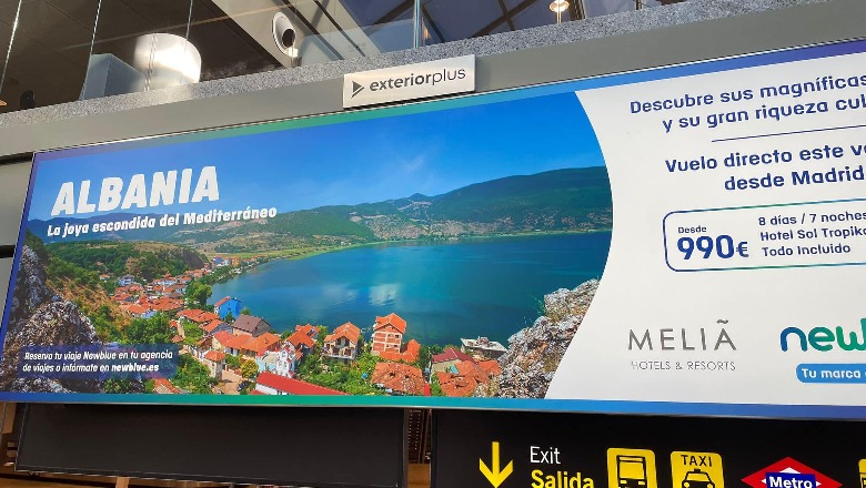 FOTOLAJM/ ‘Perla e fshehur e Mesdheut’, aeroporti i Madridit reklamon Shqipërinë si destinacion turistik