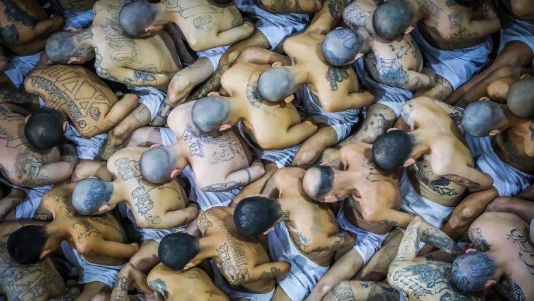 FOTOGALERIA/ Burgu në El Salvador, pamje të rënda! Ja si trajtohen të burgosurit, të akuzuar si anëtarë të bandave kriminale