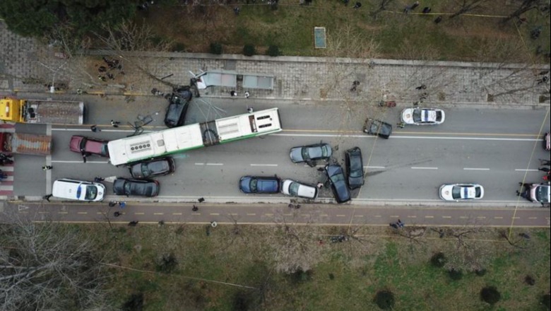 Dalin FOTOT  dhe VIDEO me dron nga aksidenti i autobusit të Unazës në Tiranë! Të përfshira 10 makina