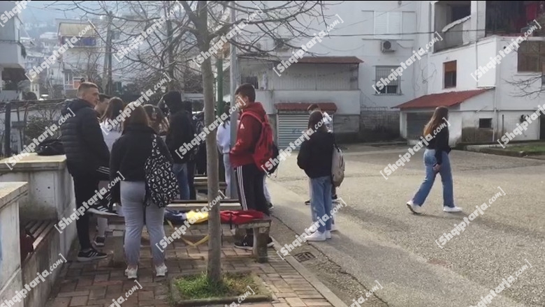 Pikon çatia e shkollës, gjimnazistët bojkotojnë mësimin! Bashkia Gjirokastër pranon: Firma kreu punime pa cilësi