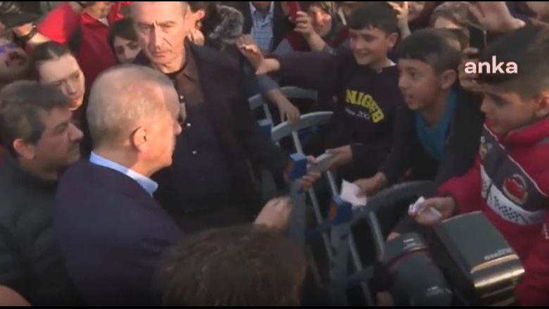 Po e prisnin me brohorima, Erdogan u shpërndan para në dorë fëmijëve në Turqi! Rrjeti shpërthen në komente negative (VIDEO)