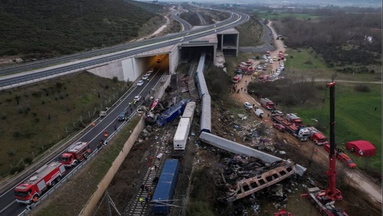 FOTO/ Si ndodhi tragjedia ku vdiqën 36 persona në Greqi, treni i mallrave u përplas me atë të pasagjerëve