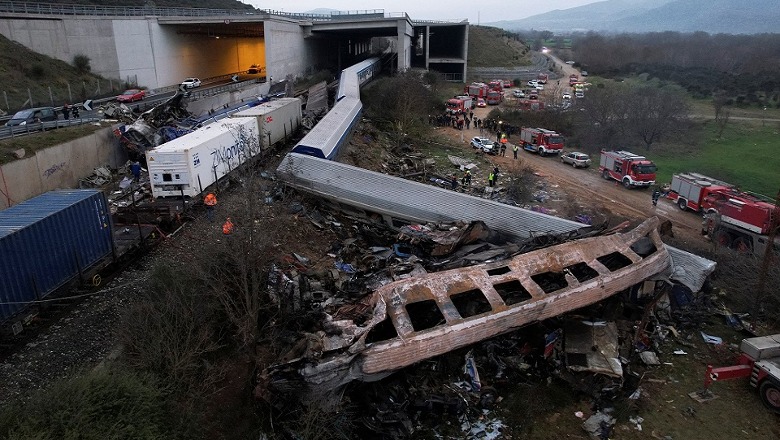 Tragjedi në Greqi/ Del VIDEO nga momenti kur 2 trenat përplasen 'kokë më kokë'! 44 të vdekur, dhjetëra të plagosur, mes tyre 8 shqiptarë! Dorëhiqet ministri i Infrastrukturës (FOTO+VIDEO)