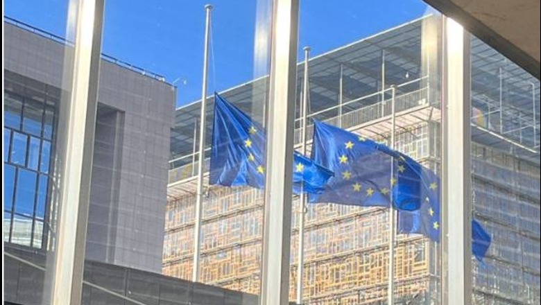 Tragjedia në Greqi, Komisioni Europian ul flamujt në gjysmështizë