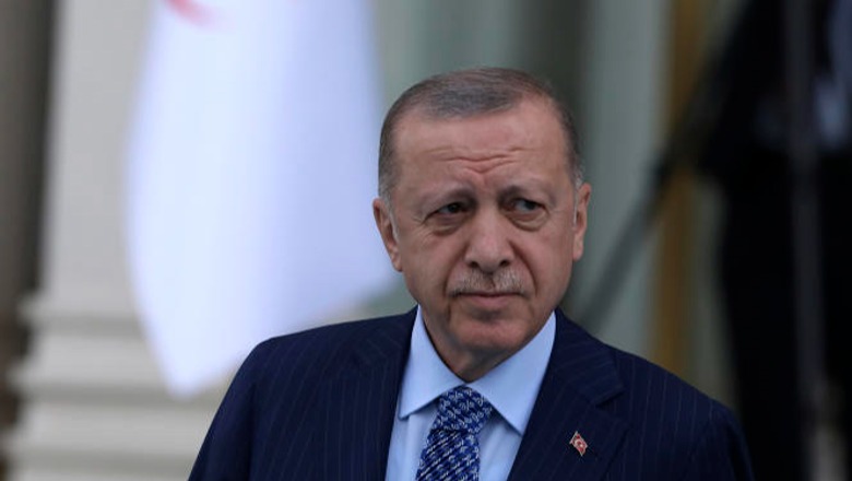 Erdogani 'i prerë': Zgjedhjet do të mbahen në maj, pavarësisht tërmetit
