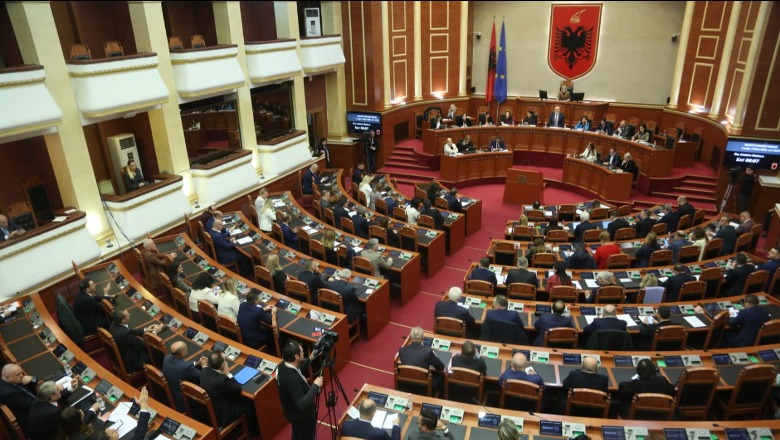 Vula e PD dhe protesta e Berishës ‘futen’ në parlament! Balla ironi: Ikni se do sillni njerëz! Manja: Revolucioni do të na lërë në pushtet deri në 2030