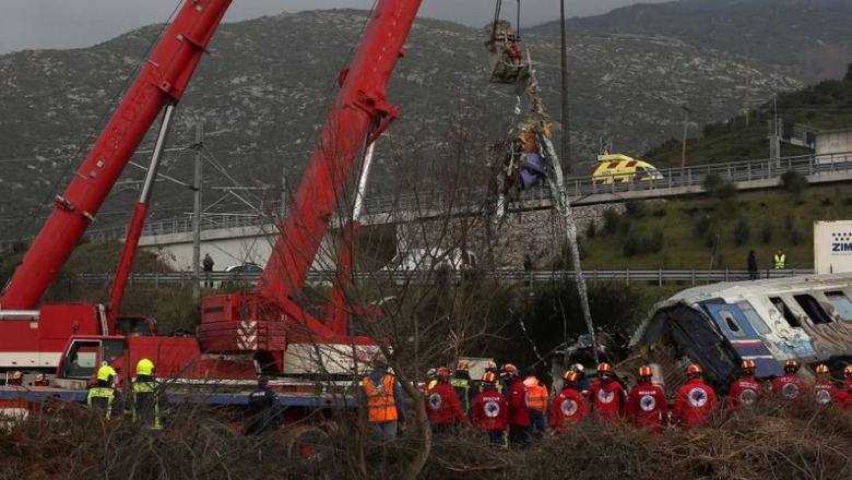 Detaje të rënda nga tragjedia e ndodhur në Greqi! Në momentin kur ndodhi përplasja, festohej në stacionin e trenave